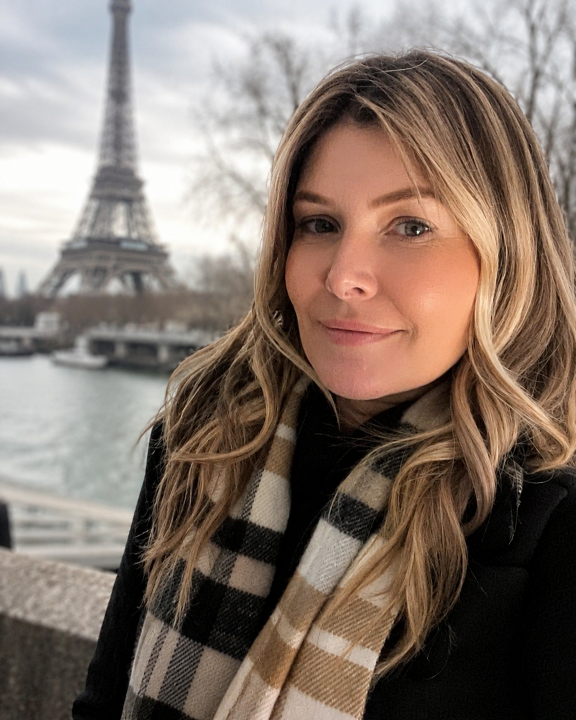 Professora Camila Schaedler às margens do Sena em Paris